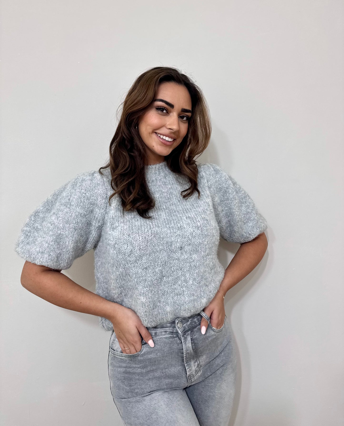 CHIC GRIJS GEBREID SHIRT MET POFMOUW