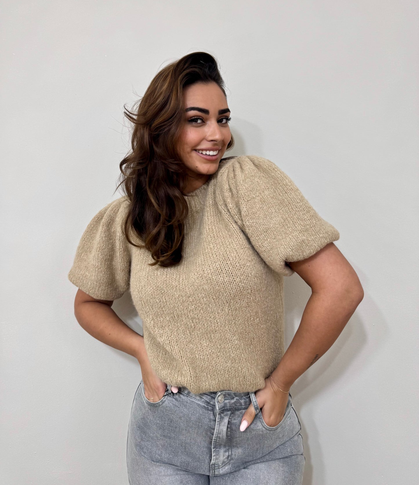 CHIC BEIGE GEBREID SHIRT MET POFMOUW