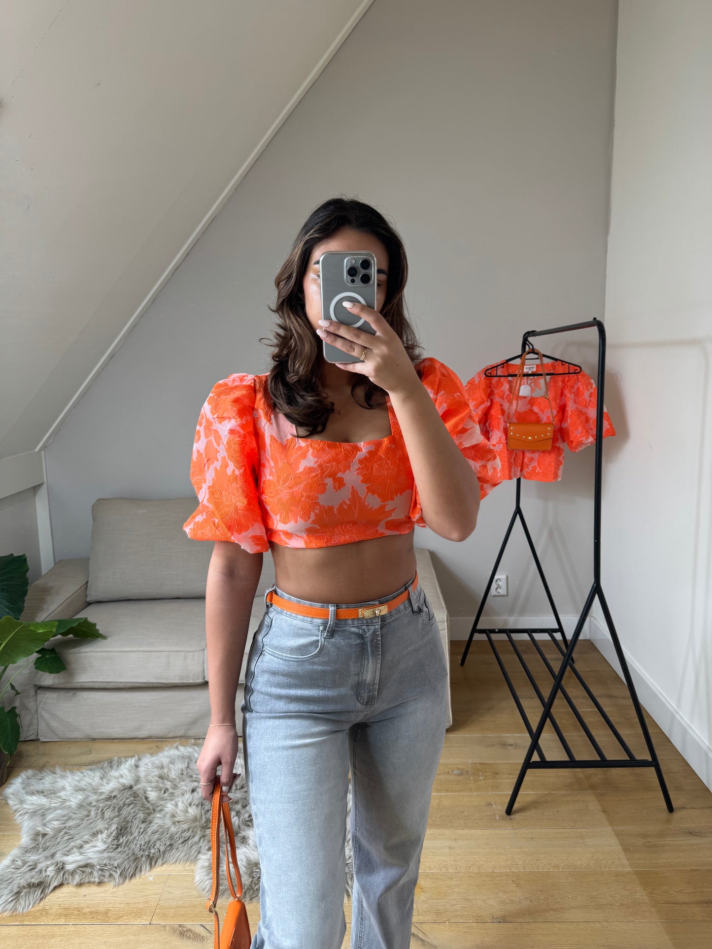 ORANJE TOP MET BLOEMEN DETAILS