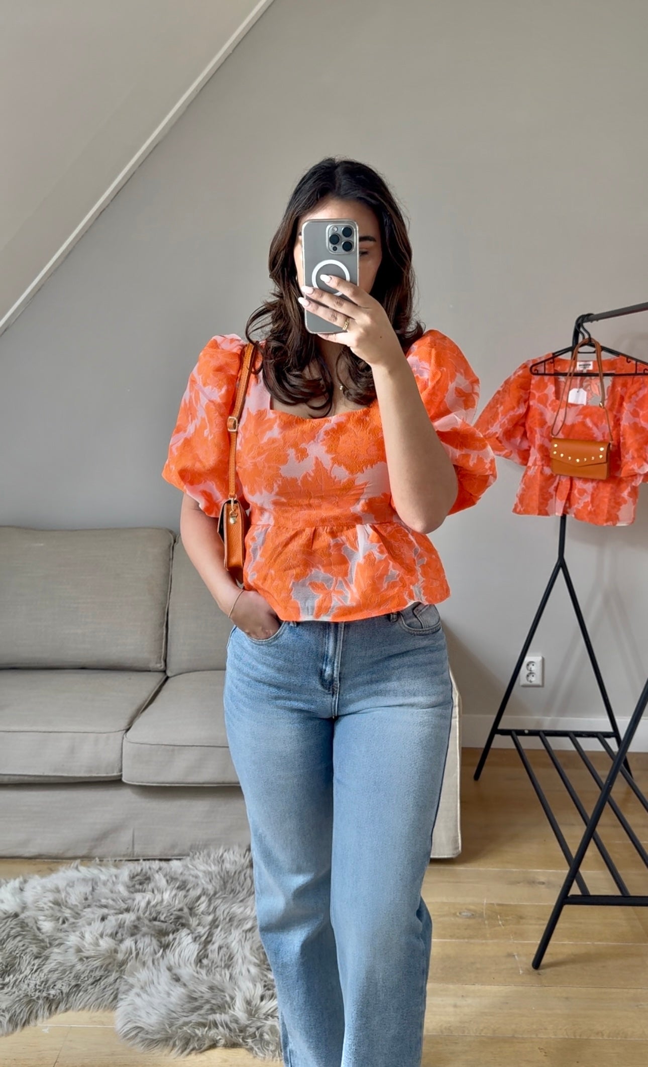 ORANJE RUFFEL TOP MET BLOEMEN