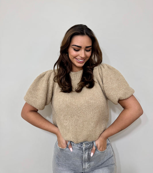 CHIC BEIGE GEBREID SHIRT MET POFMOUW