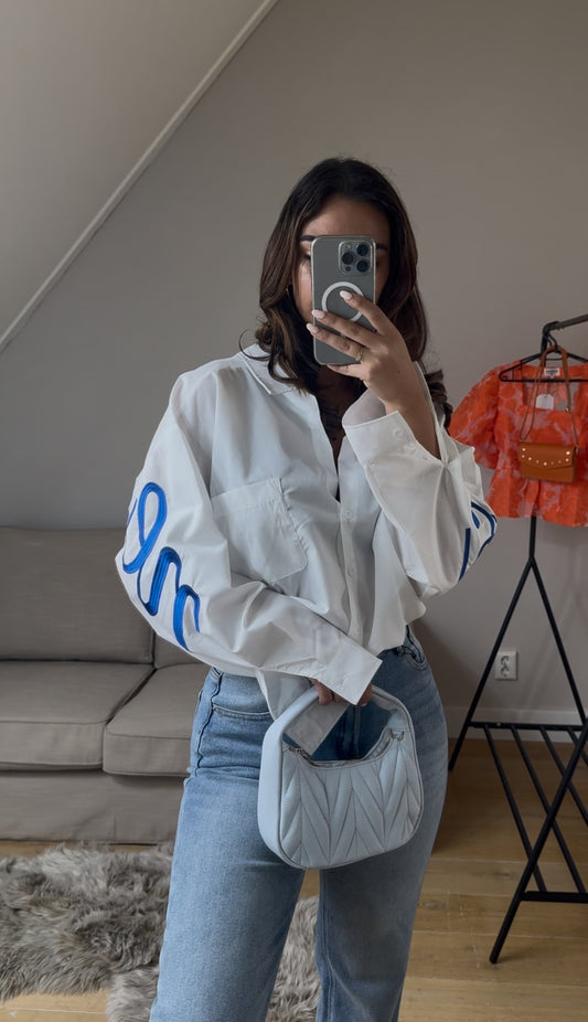 WIT OVERHEMD MET BLAUWE LETTERS